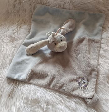 Doudou chien Arthur carré plat bleu et gris - Noukies