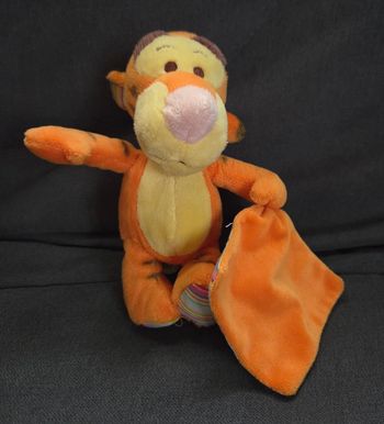 Peluche Tigrou 19 cm avec mouchoir orange et rayé- Disney