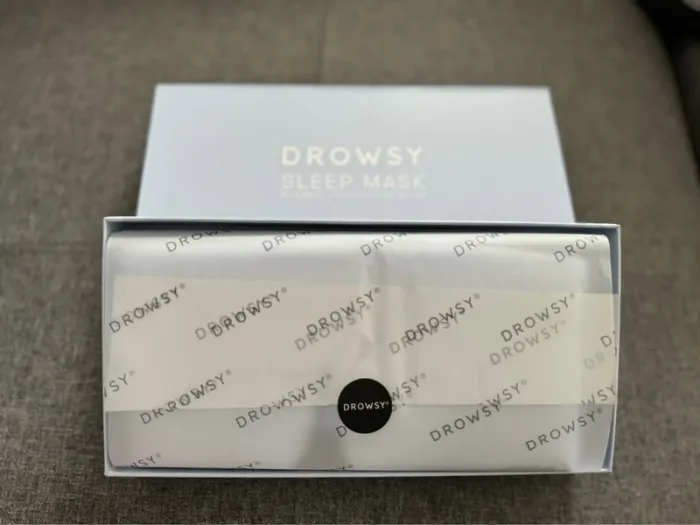 Masque de sommeil en soie Drowsy « Blue Belle » - photo numéro 3