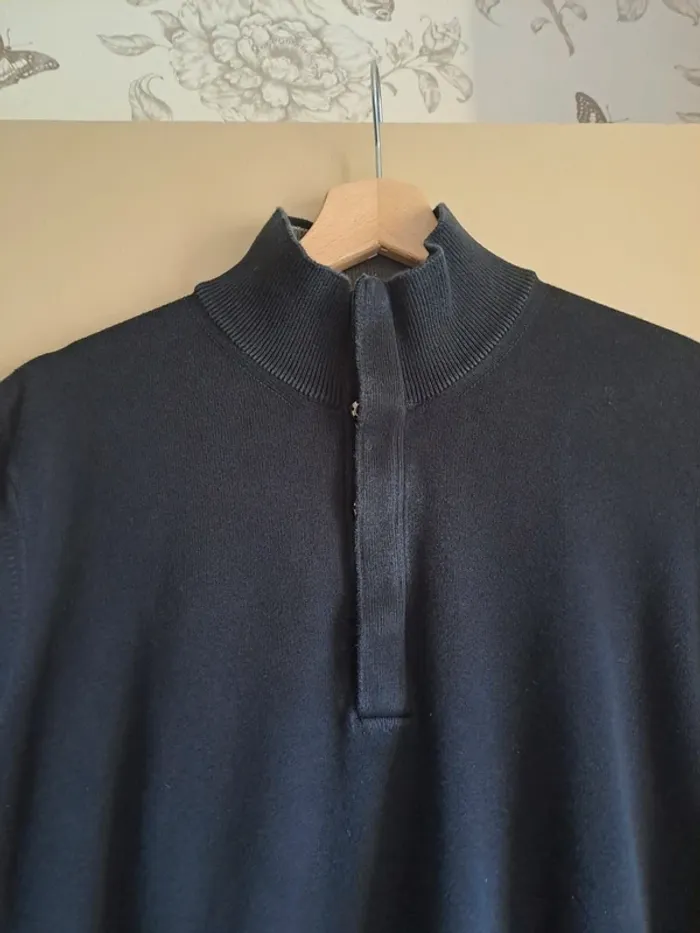 Pull homme celio noir L peu porté très très légère décoloration pliage se voit pas prix mini - photo numéro 6