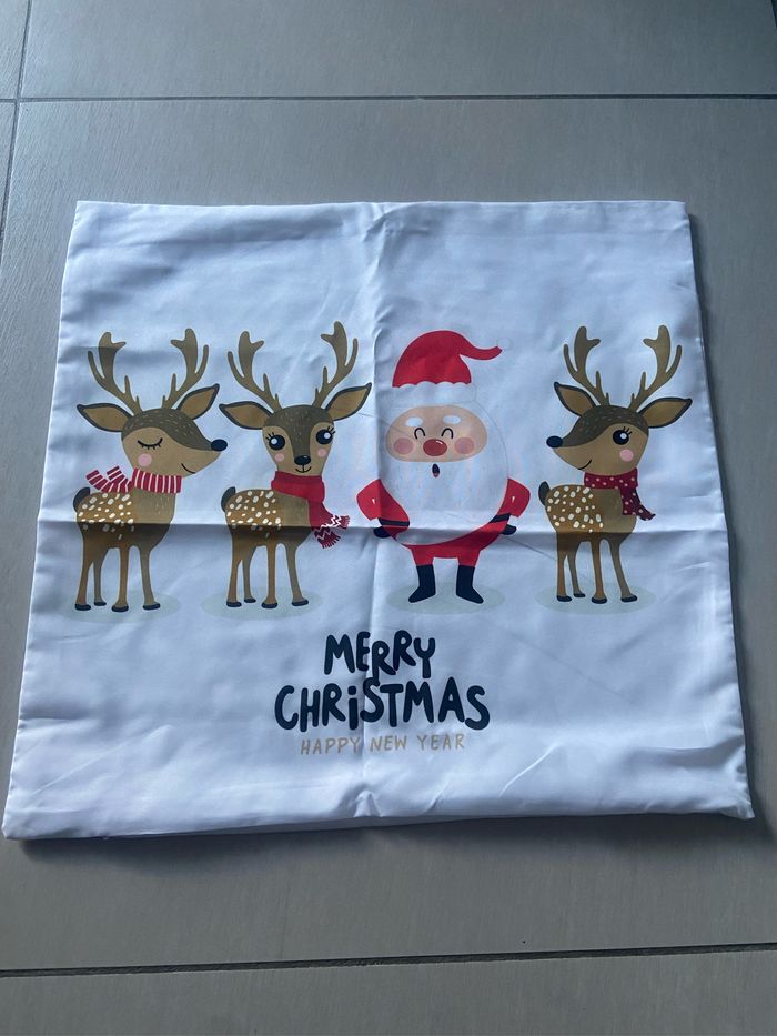 Housse de coussin / taie d’oreiller renne/cerf/élan avec papa Noël (merry Christmas et happy new year) - photo numéro 2