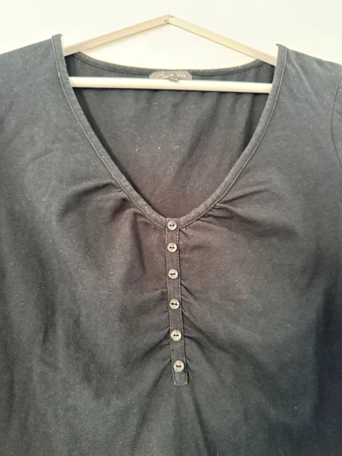 Haut t-shirt à manches longues 3/4 fluide noir uni simple basique col V décolleté avec boutons - photo numéro 3