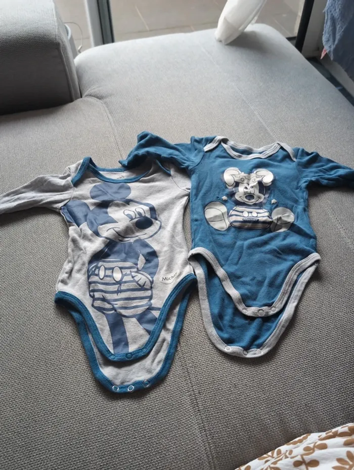 Lot 2 bodies 12 mois mickey