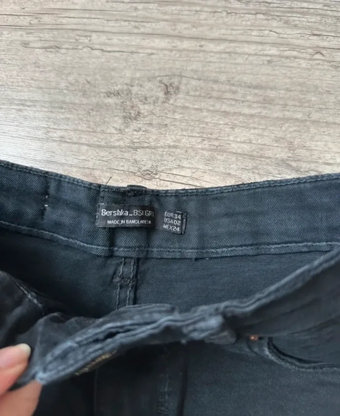 mini short en jeans bershka noir - photo numéro 3