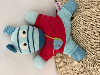Zèbre POMMETTE doudou bleu et rouge