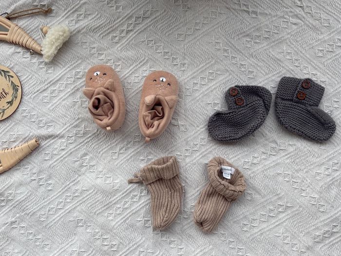 Paire de chaussons de naissance en tricot - photo numéro 2