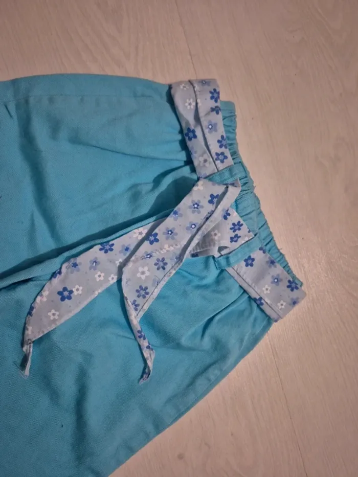 Pantacourt bleu ciel avec ceinture à fleurs - photo numéro 2