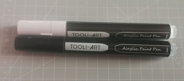 Lot de 2 feutres NEUFS peinture acrylique 3 mm (moyen) TOOLI-ART - 1x noir et 1x blanc - photo numéro 2