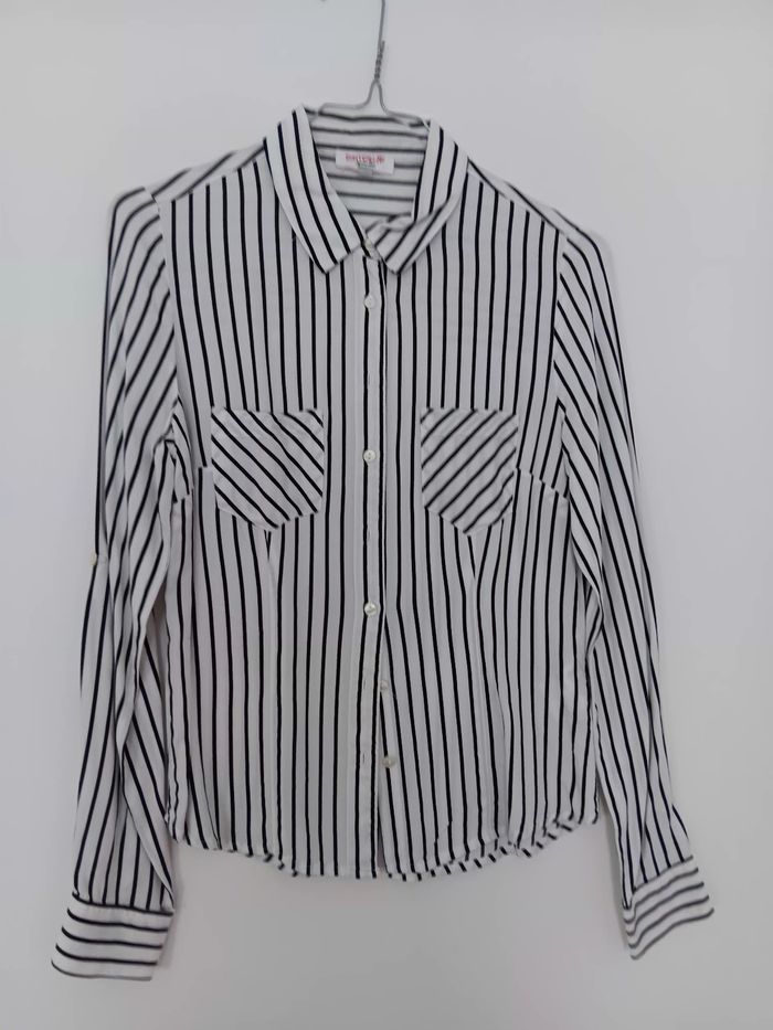 Chemise blanche à lignes noires