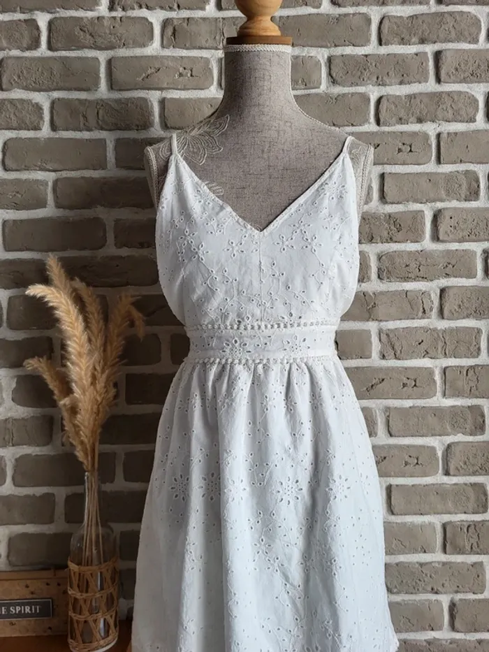 Robe romantique broderies anglaises et magnifique dos nu Pimkie - Neuve avec étiquette - photo numéro 3