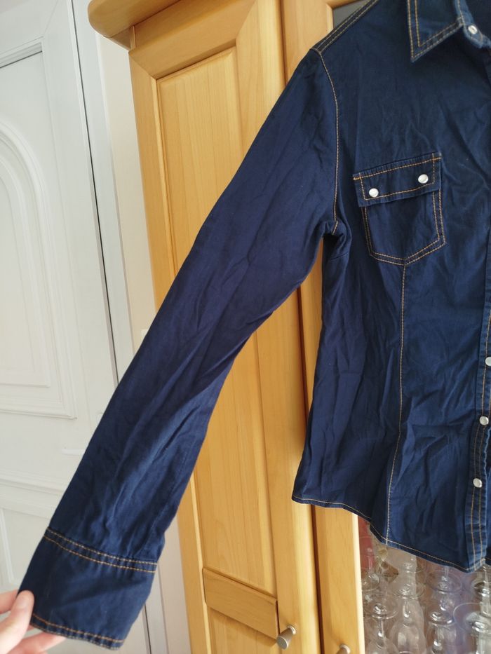 Chemise en jean bleu brut 
Taille M Jennyfer - photo numéro 3