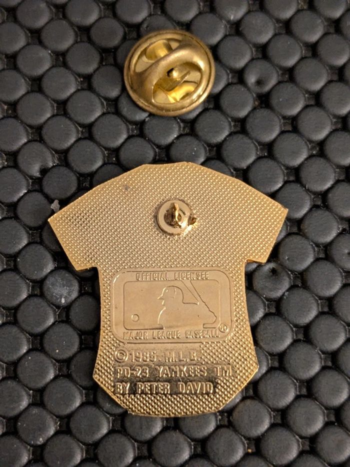 Pin's Maillot Baseball Yankees New York officiel - photo numéro 2