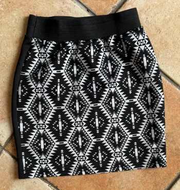 Jupe droite noire et blanche motifs  losanges taille 8 ans
