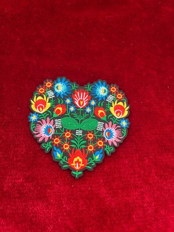 Écusson brodé cœur fleuri – style folklorique coloré