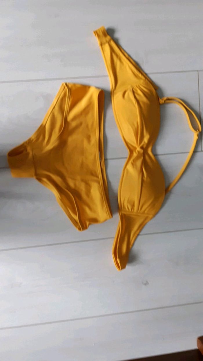Maillot de bain 2 pièces jaune en taille 36.