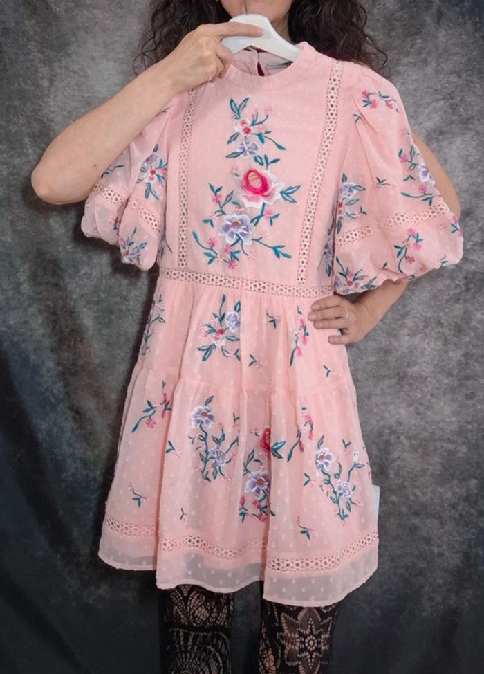 Robe rose broderie fleurs dentelle