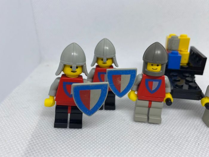 Lego castle classic set 6077-1 Knight's procession manque armes version USA - photo numéro 3