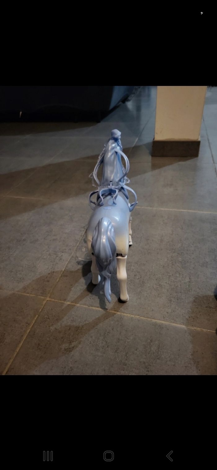 Cheval de la Reine des Neiges - photo numéro 3