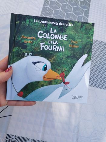 Les Petits secrets des Fables. La colombe et la fourmi, Hachette jeunesse