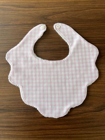 Bavoir motif vichy baby rose   