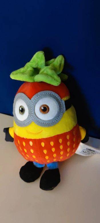 2 peluches Minions banane fraise