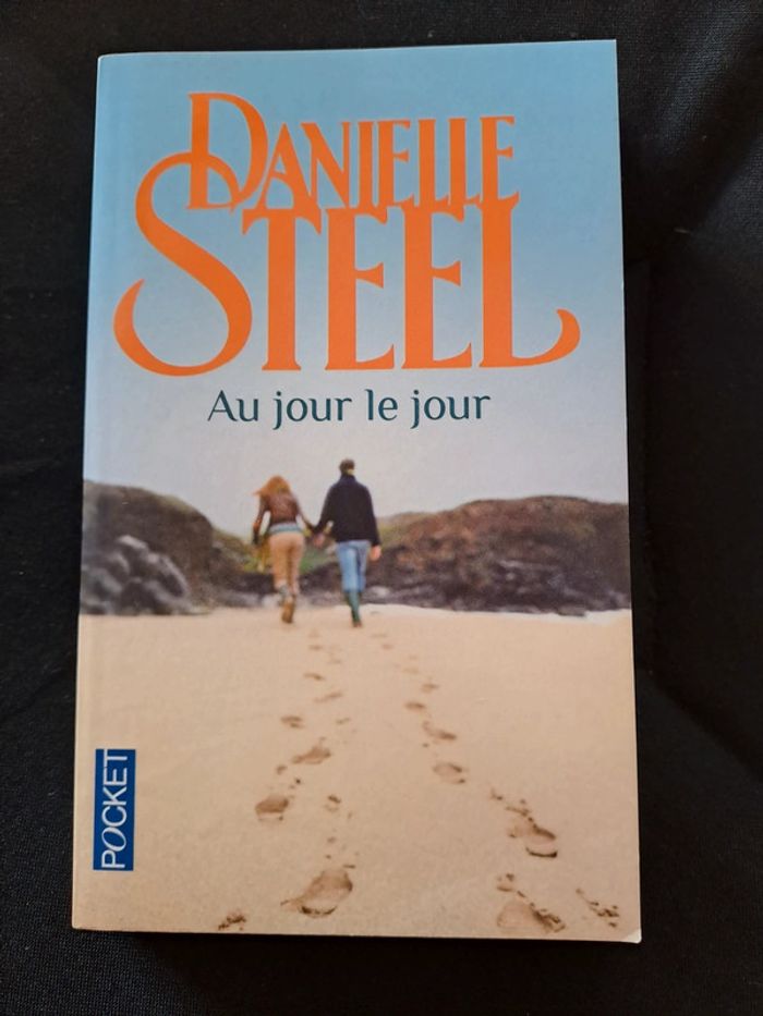 Livre "Au jour le jour " Danielle Stell
