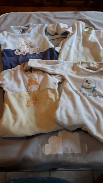 Lot de 4 pyjamas différentes marques