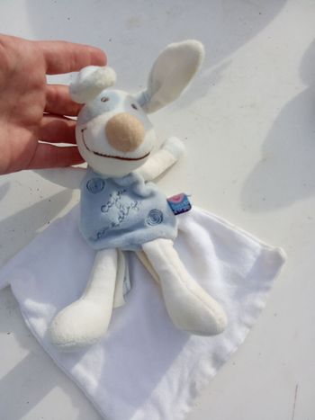 Doudou chien, lapin garçon bleu ciel cape blanche, nez marron, broderie cajou , tourbillons, oreilles marque sucre d'orge