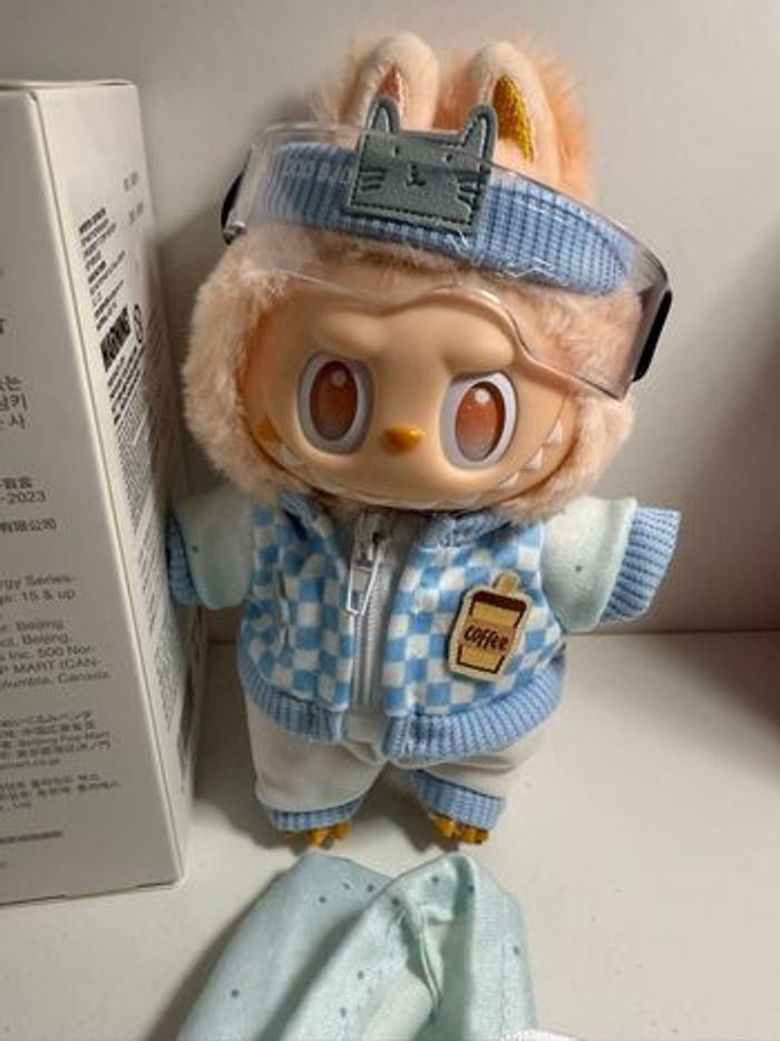 Big into Energy avec vêtements et accessoires