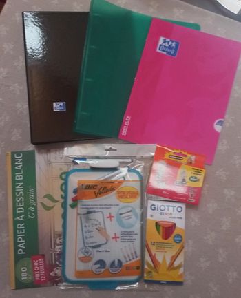 Lot fournitures scolaires