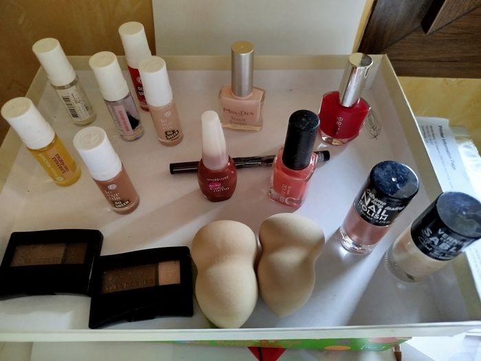 Lot vernis à ongles, eyeliner neuf, éponge maquillage neuf,fard a paupières neuf . Yves Rocher et autres