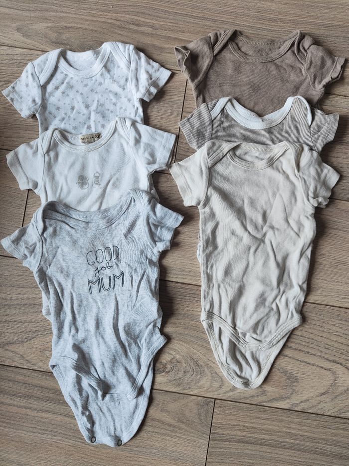 Lot bodies taille 3 mois.