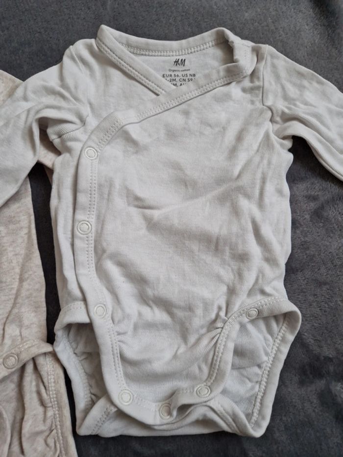 Lot 4 bodies 1-2mois 56cm très bon état H&M - photo numéro 8