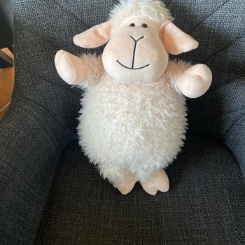 Petit mouton peluche