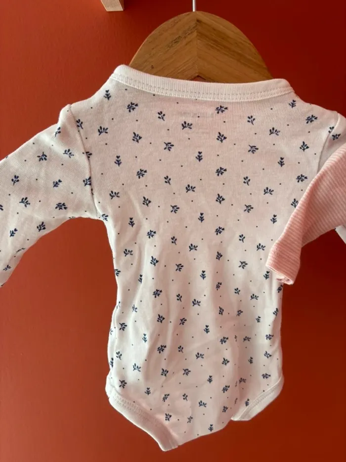 Lot 2 bodys Kiabi taille 1 mois - photo numéro 6