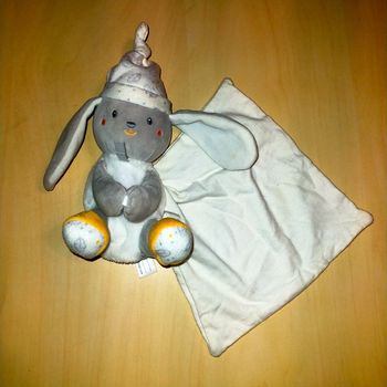 Doudou lapin avec bonnet gris, blanc, jaune et mouchoir blanc sucre d'orge