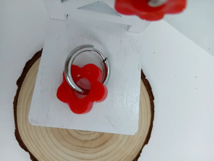 Boucles d'oreilles anneaux petites fleurs rouges résine - photo numéro 4