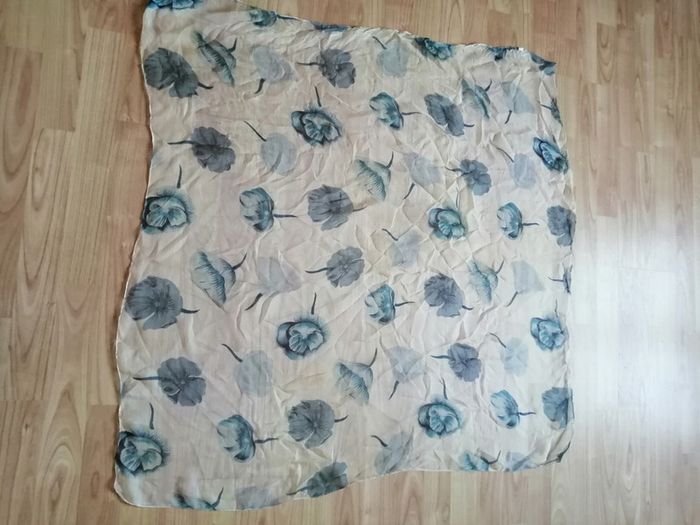 Foulard en voile creme et bleu