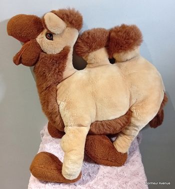 Jolie et grande peluche chameau de marque Ajena
