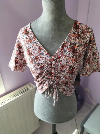 Joli haut fleuri