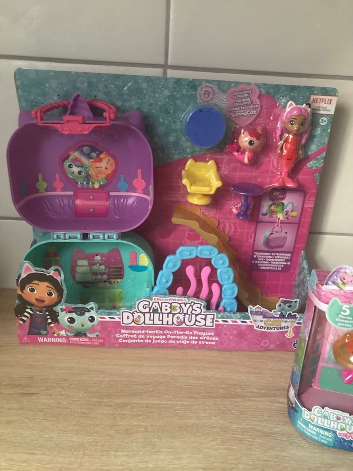 Lot Gabby’s Dollhouse coffret de voyage Paradis des sirènes avec accessoires et personnages  et amis mer-veilleux neuf sous blister - photo numéro 2