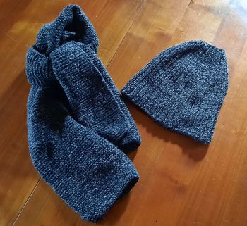 Ensemble bonnet et écharpe gris