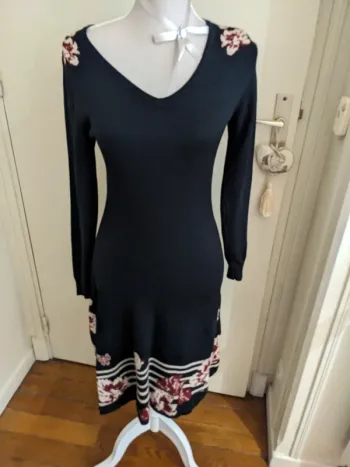 Robe noire et fleurs et paillettes
