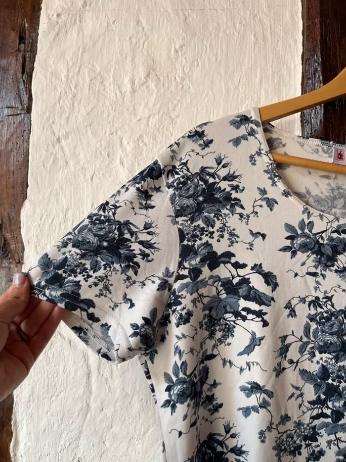 T-shirt fleuri Affinités by Armand Thiery 🌸 - photo numéro 3