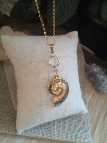 Collier pendentif conque en ormeaux