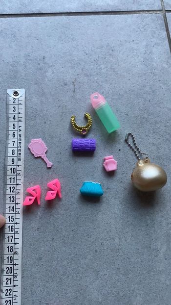 Lot accessoires pour poupée Barbie chaussures gourde collier sac parfum