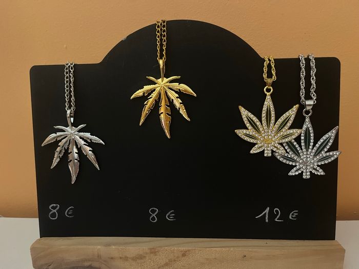 🌿 Pendentifs "Feuille de chanvre" – Élégance naturelle 🌿