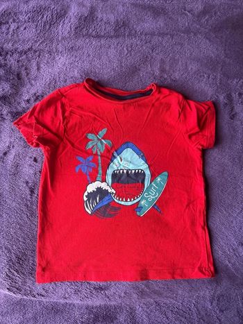 T-shirt manches courtes rouge thème requins et surf Sergent major taille 4 ans