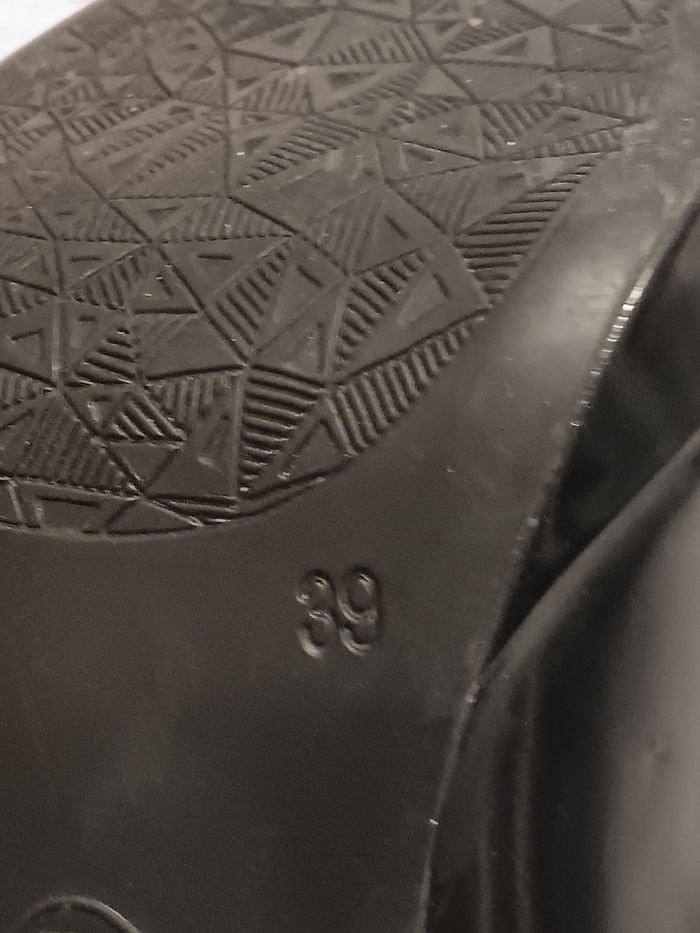 Vends escarpins  noires vernis  à plate-forme - photo numéro 3