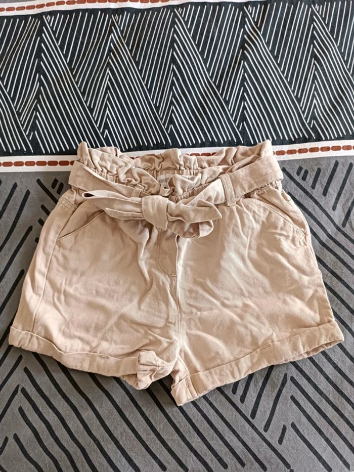 Short beige taille 5 ans